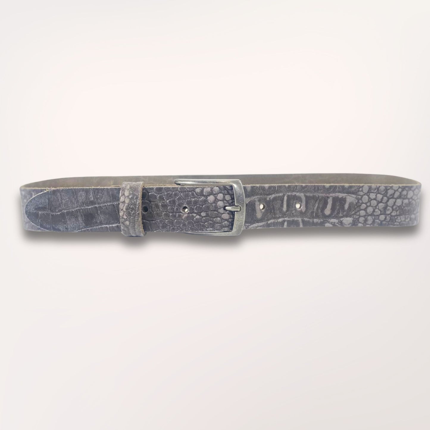 Ceinture Labossa Primavera grise en cuir embossé caïman, 35 mm, vue studio sur fond clair, fabrication artisanale à Roubaix.