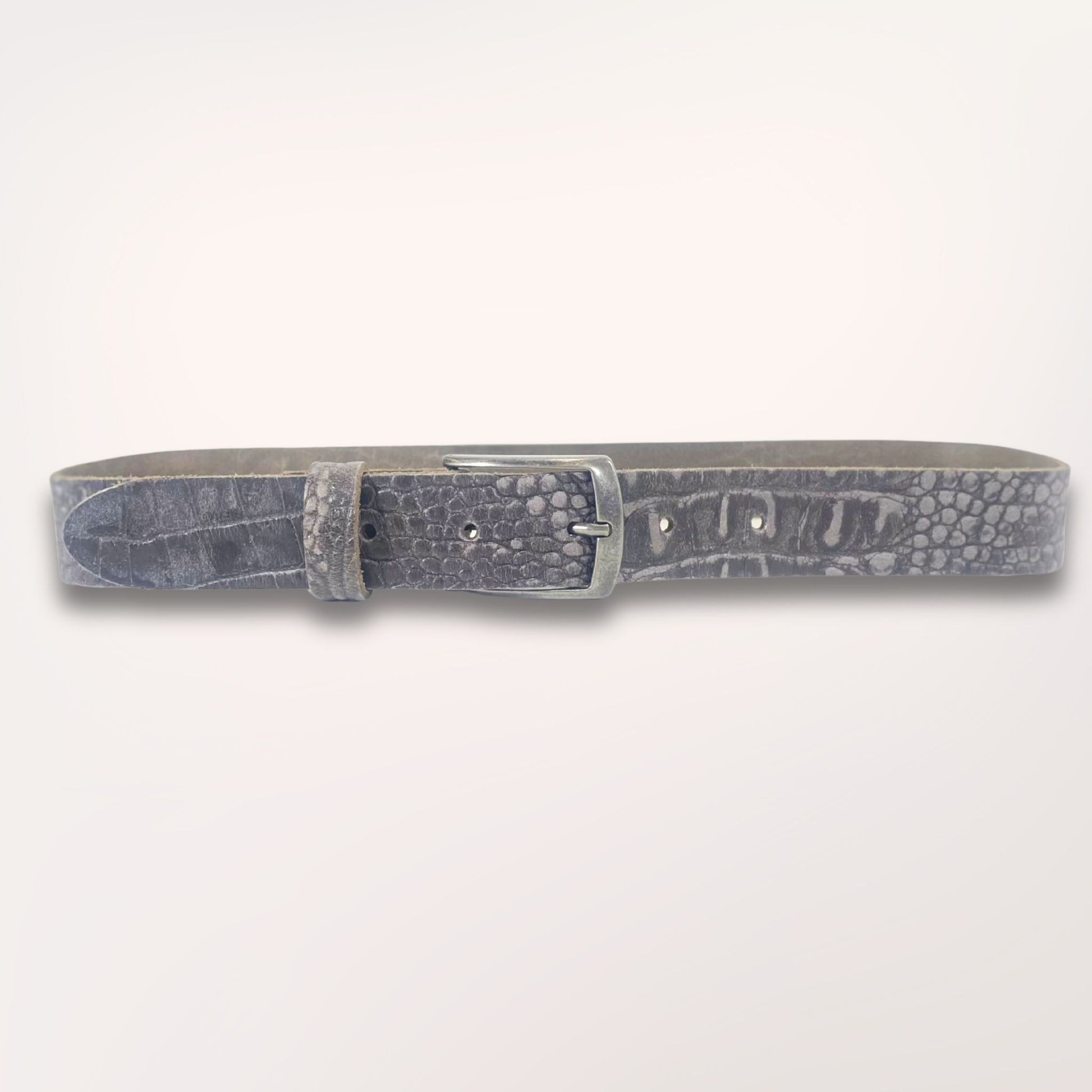 Ceinture Labossa Primavera grise en cuir embossé caïman, 35 mm, vue studio sur fond clair, fabrication artisanale à Roubaix.
