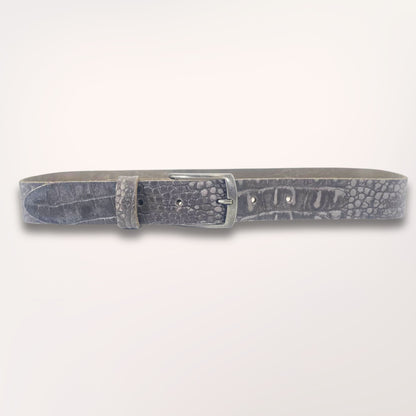 Ceinture Labossa Primavera grise en cuir embossé caïman, 35 mm, vue studio sur fond clair, fabrication artisanale à Roubaix.