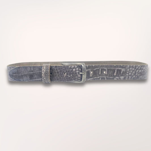 Ceinture Labossa Primavera grise en cuir embossé caïman, 35 mm, vue studio sur fond clair, fabrication artisanale à Roubaix.