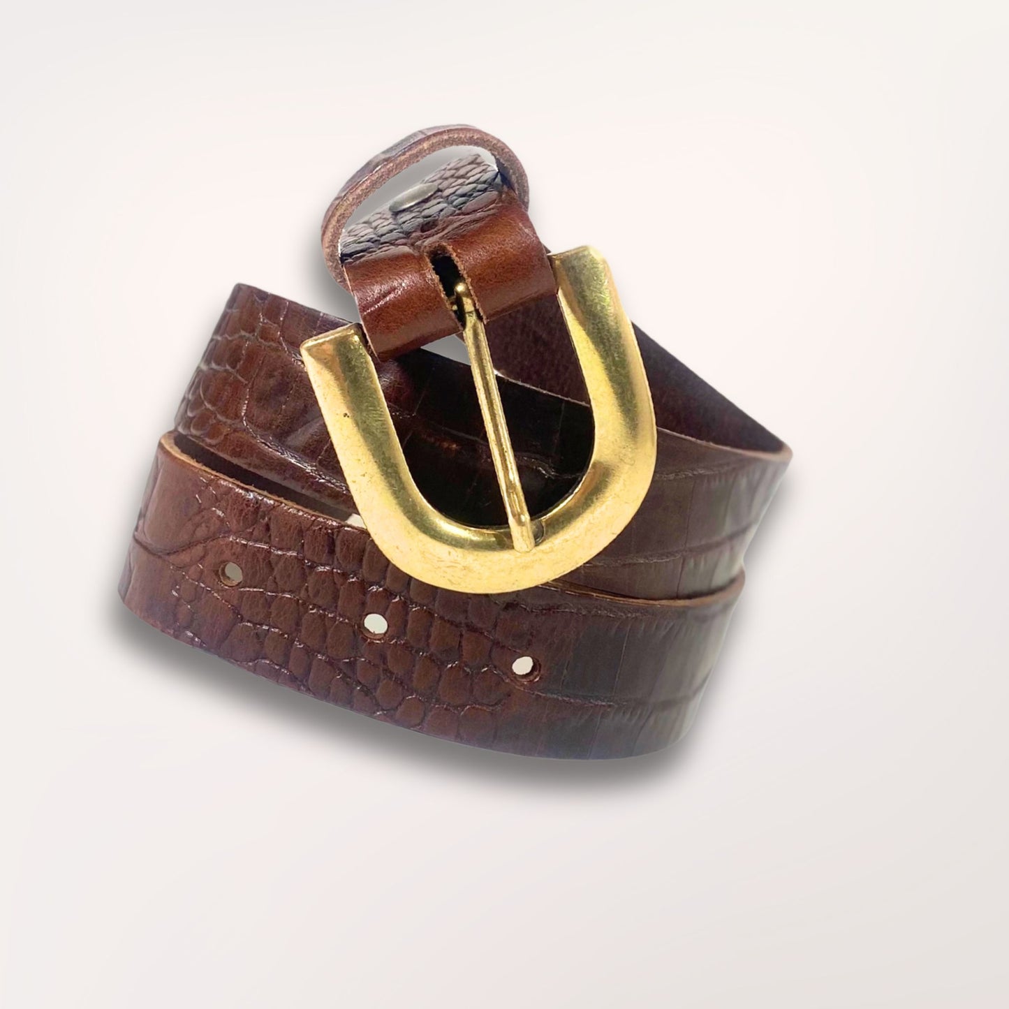 Ceinture artisanale marron chocolat en cuir façon caïman enroulée, mettant en avant la souplesse du cuir et la qualité de la boucle Labossa Atelier.