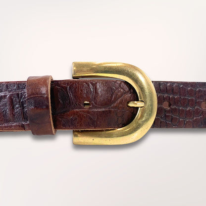 Gros plan sur la texture cuir marron chocolat embossé caïman et la boucle de la ceinture Primavera, finition artisanale Labossa.