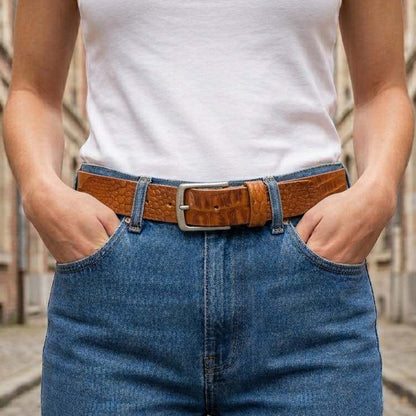 Ceinture en cuir cognac motif caïman portée, style chic et intemporel, accessoire de mode artisanal Labossa.