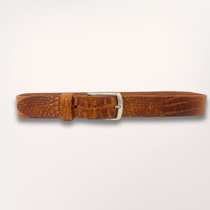 Ceinture Labossa Primavera cognac en cuir embossé caïman, 35 mm, vue studio sur fond clair, fabrication artisanale à Roubaix.