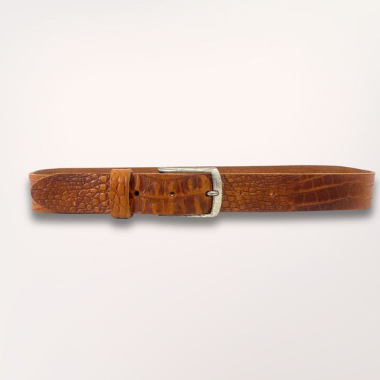 Ceinture Labossa Primavera cognac en cuir embossé caïman, 35 mm, vue studio sur fond clair, fabrication artisanale à Roubaix.