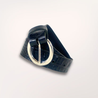 Ceinture artisanale noire façon caïman présentée enroulée, soulignant la souplesse et la qualité du cuir de vachette Labossa.