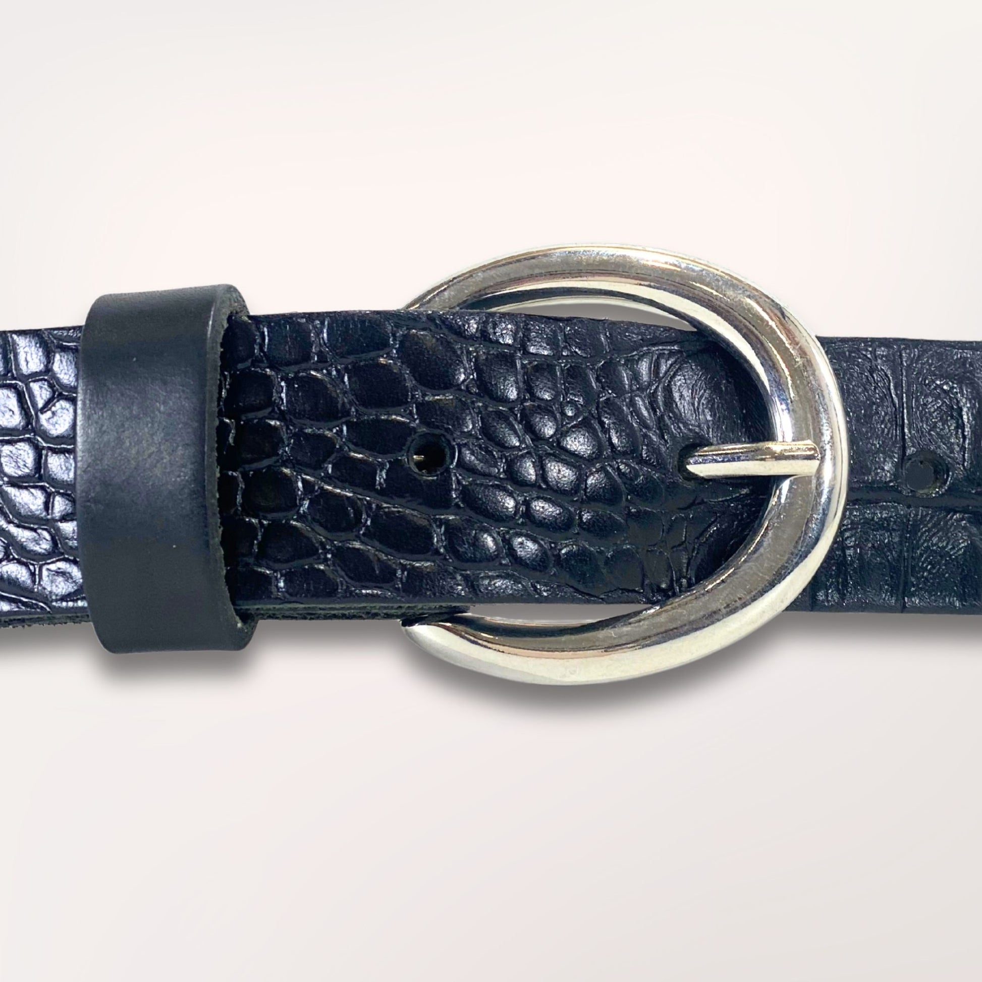 Détail de l'embossage caïman noir et de la boucle argentée brossée, ceinture en cuir véritable faite main chez Labossa.