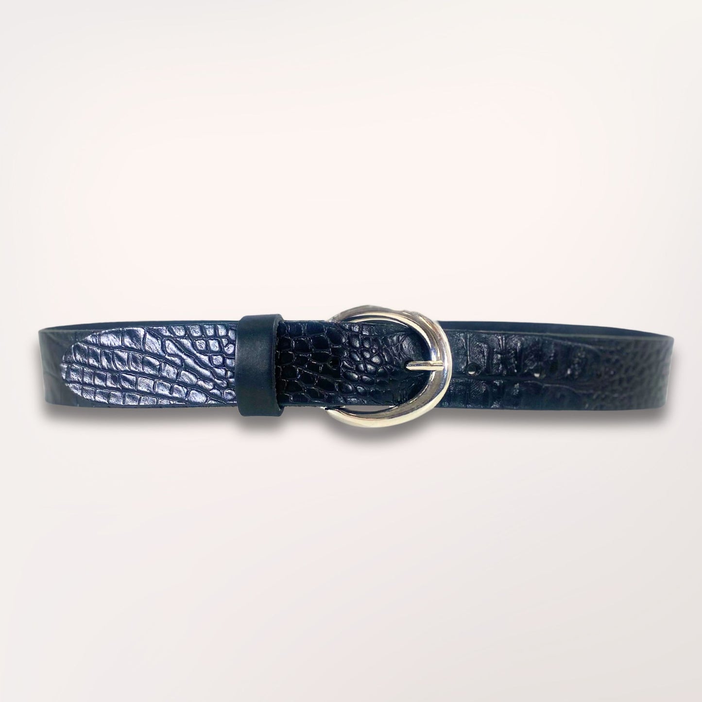 Ceinture Labossa Primavera noire en cuir embossé caïman, 35 mm, vue studio sur fond blanc, maroquinerie artisanale de Roubaix.