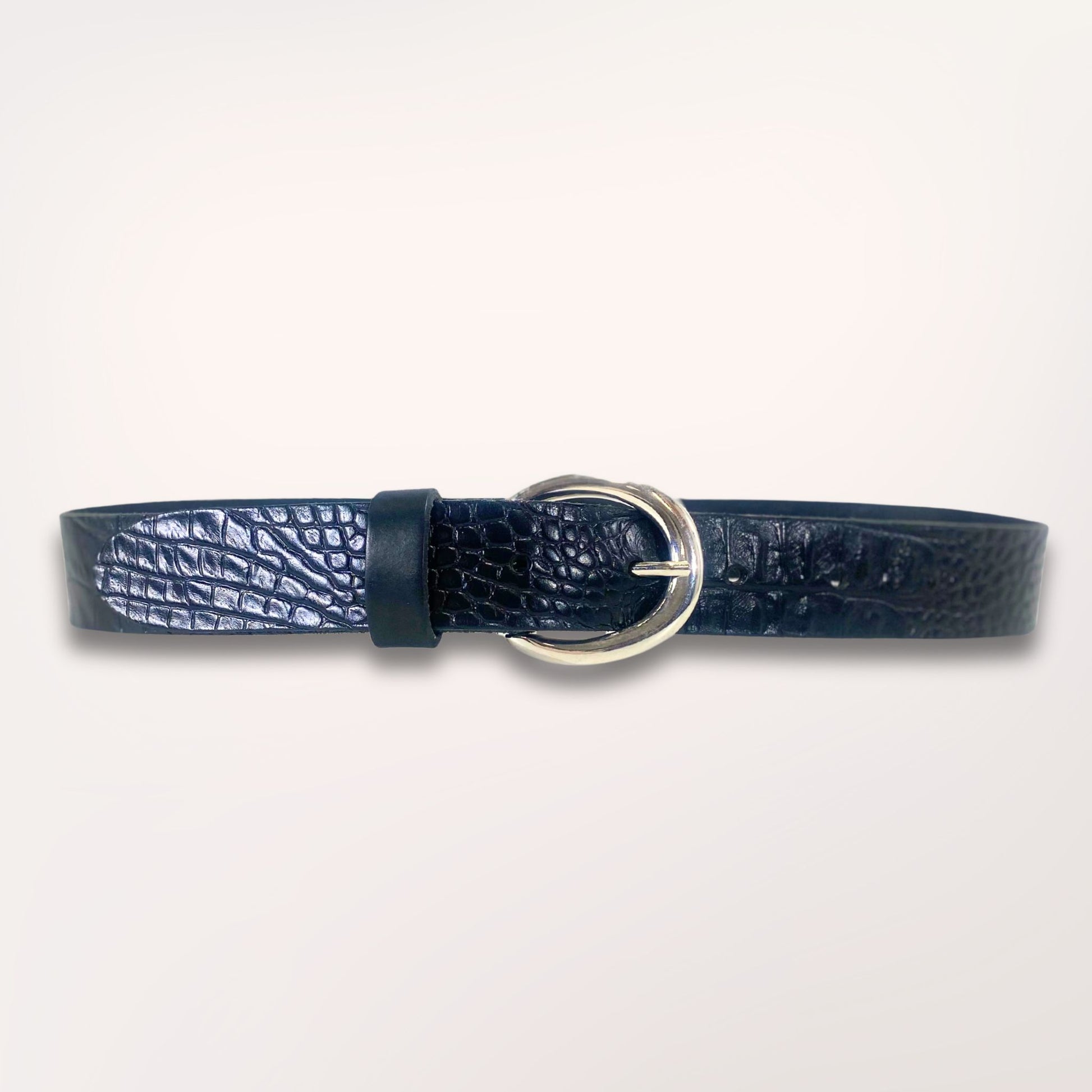 Ceinture Labossa Primavera noire en cuir embossé caïman, 35 mm, vue studio sur fond blanc, maroquinerie artisanale de Roubaix.