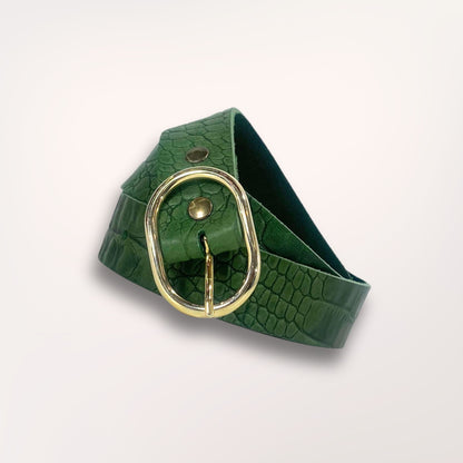 Ceinture artisanale verte en cuir façon caïman enroulée, mettant en avant la souplesse du cuir et la qualité de la boucle dorée.