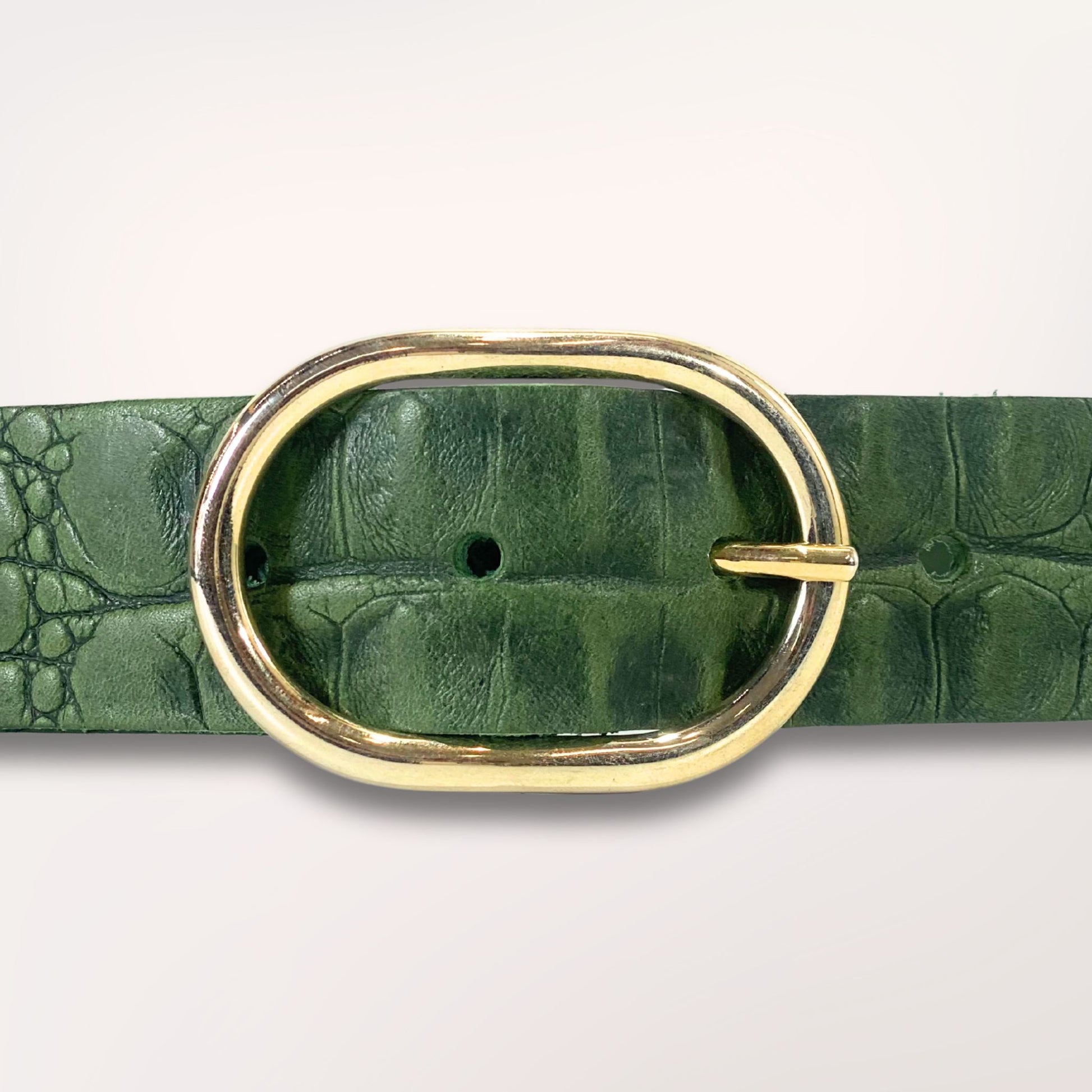 Détail de la texture cuir vert embossé caïman et de la boucle dorée de la ceinture Primavera, finition artisanale Labossa.