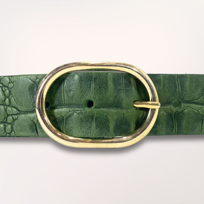 Détail de la texture cuir vert embossé caïman et de la boucle dorée de la ceinture Primavera, finition artisanale Labossa.