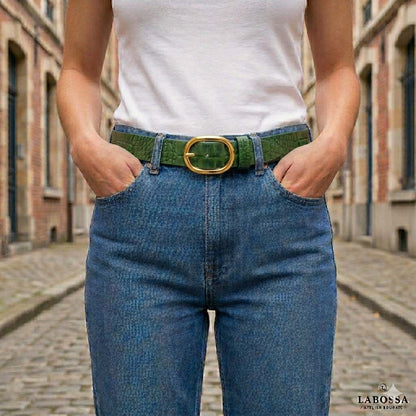 Ceinture cuir vert motif caïman portée sur un jean, style chic et audacieux, accessoire de mode artisanal Labossa.