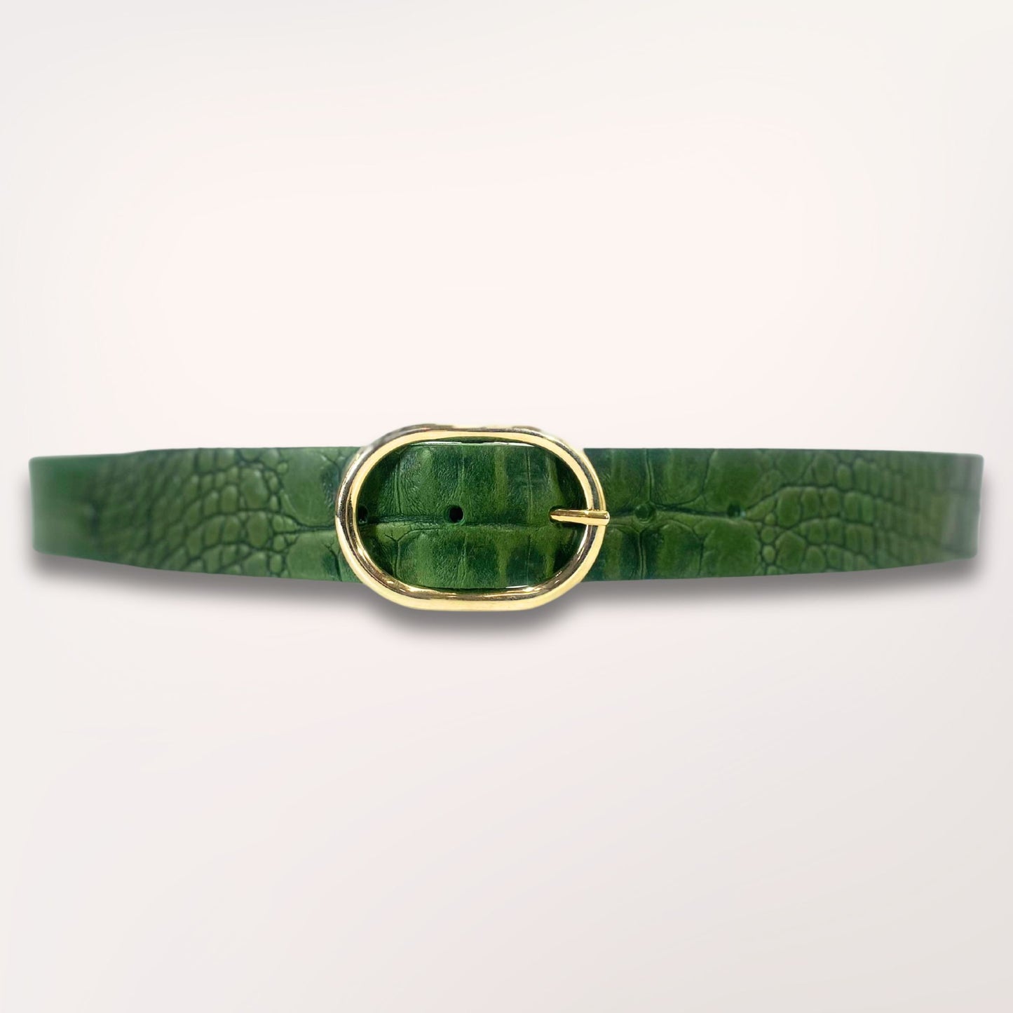 Ceinture Labossa Primavera verte en cuir embossé caïman, 35 mm, vue studio sur fond clair, fabrication artisanale à Roubaix.