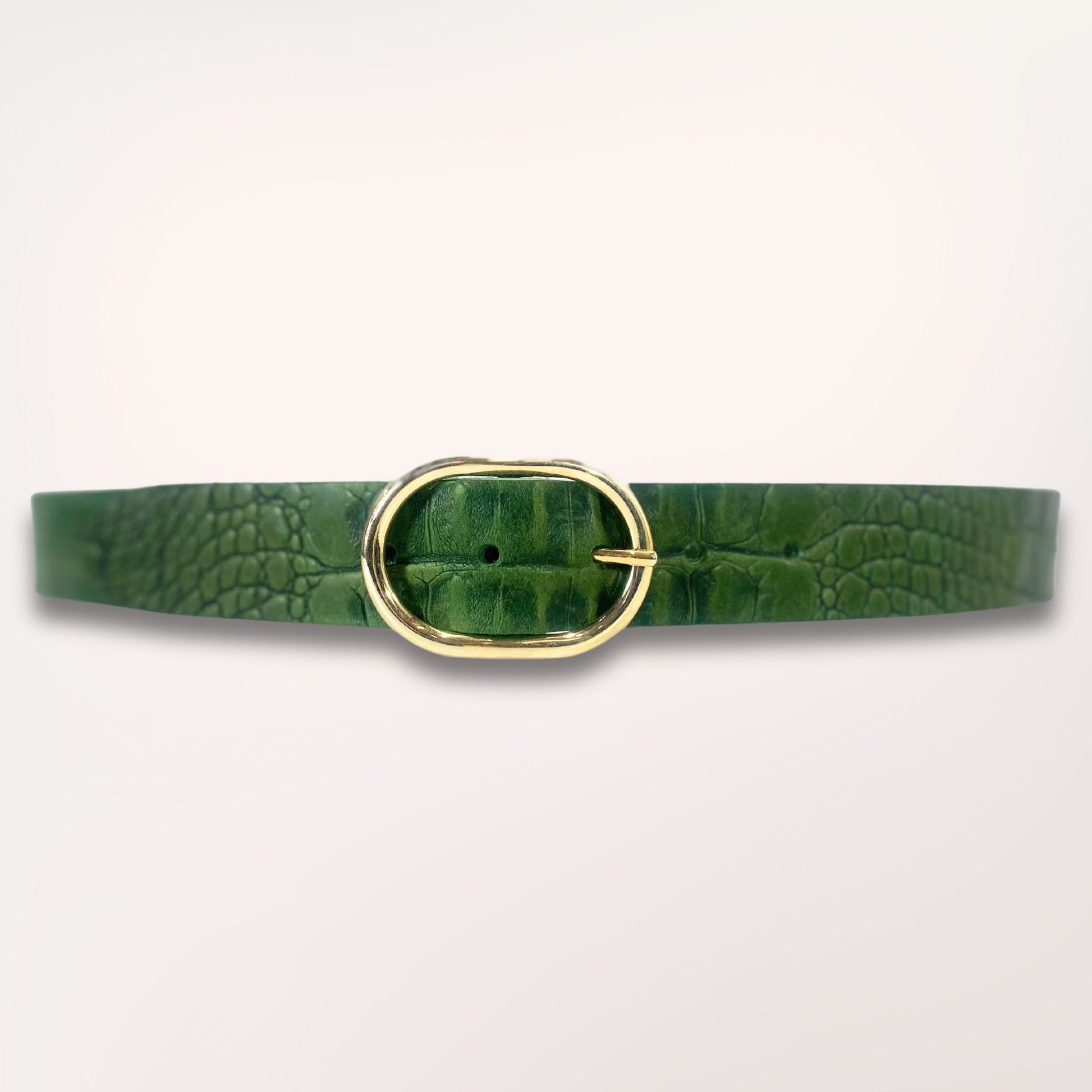 Ceinture Labossa Primavera verte en cuir embossé caïman, 35 mm, vue studio sur fond clair, fabrication artisanale à Roubaix.
