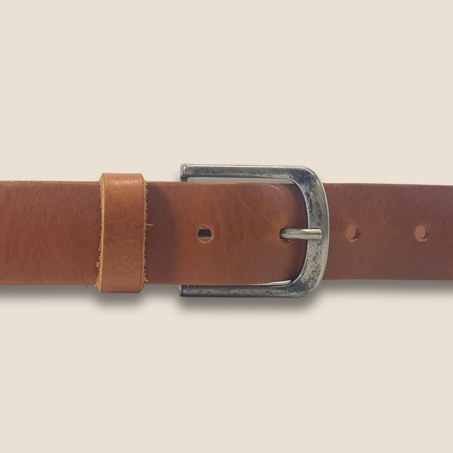 Gros plan boucle ceinture cuir cognac 40 mm — finition artisanale Labossa