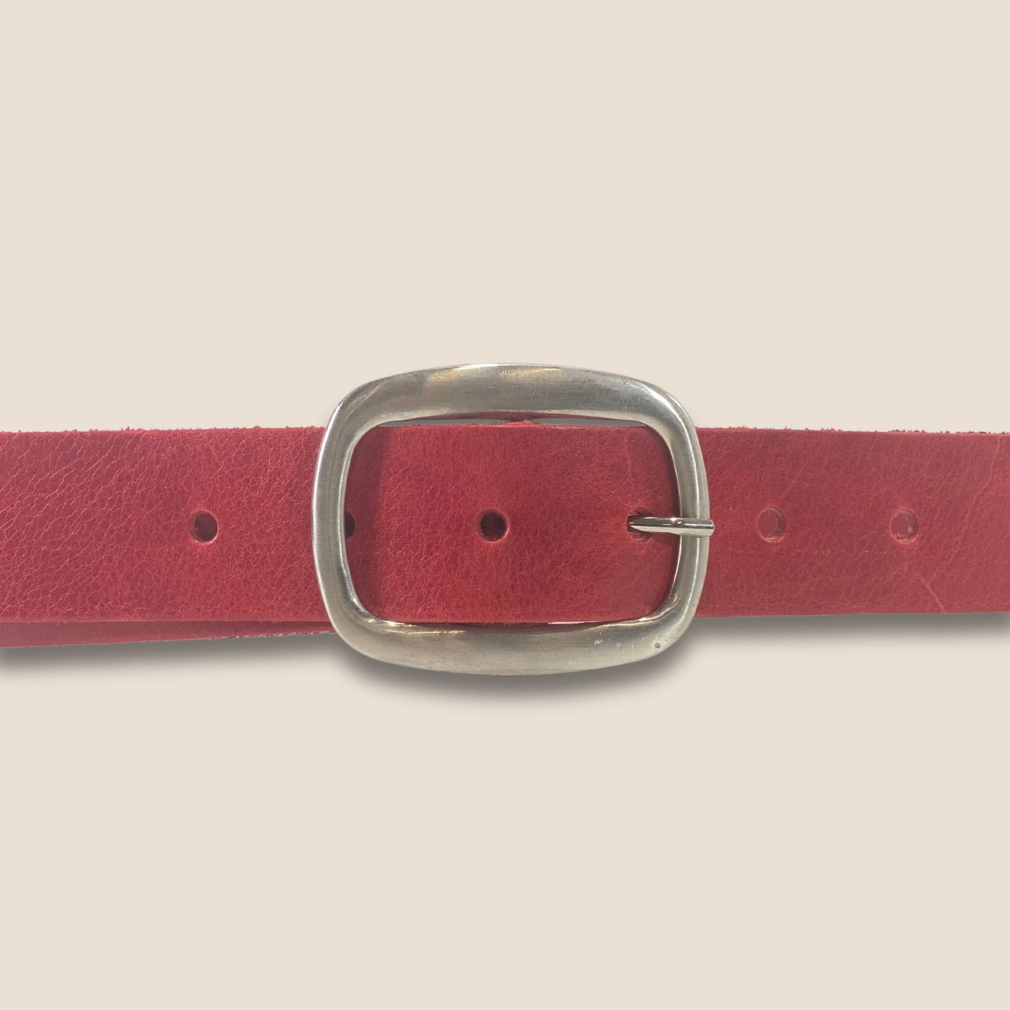 Gros plan double boucle argentée ceinture Primavera Passion rouge 40 mm – cuir vachette 3 mm – Labossa Atelier