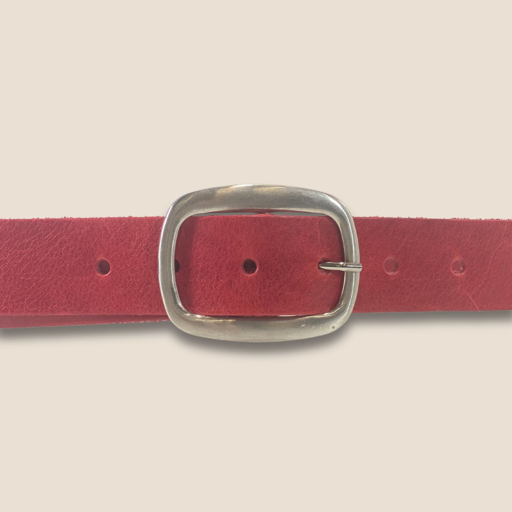 Gros plan double boucle argentée ceinture Primavera Passion rouge 40 mm – cuir vachette 3 mm – Labossa Atelier