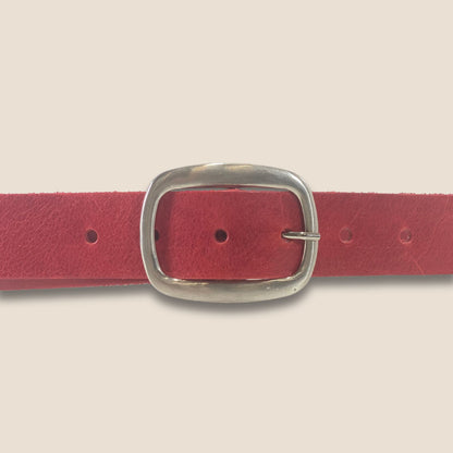 Gros plan double boucle argentée ceinture Primavera Passion rouge 40 mm – cuir vachette 3 mm – Labossa Atelier