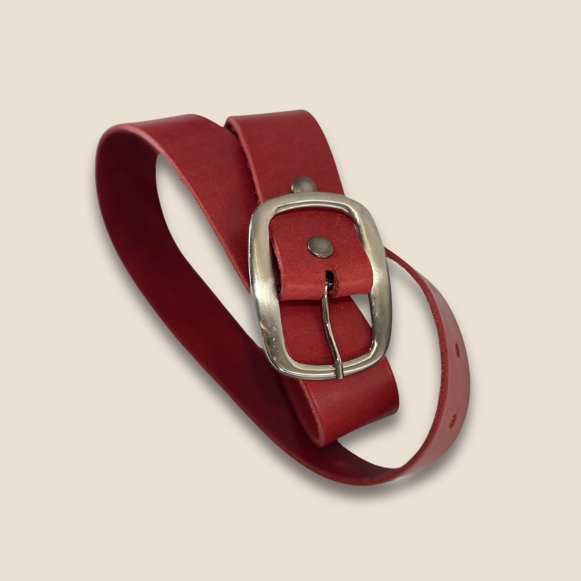 Ceinture cuir rouge Primavera Passion 40 mm enroulée – souplesse cuir vachette tannage végétal – Labossa Atelier