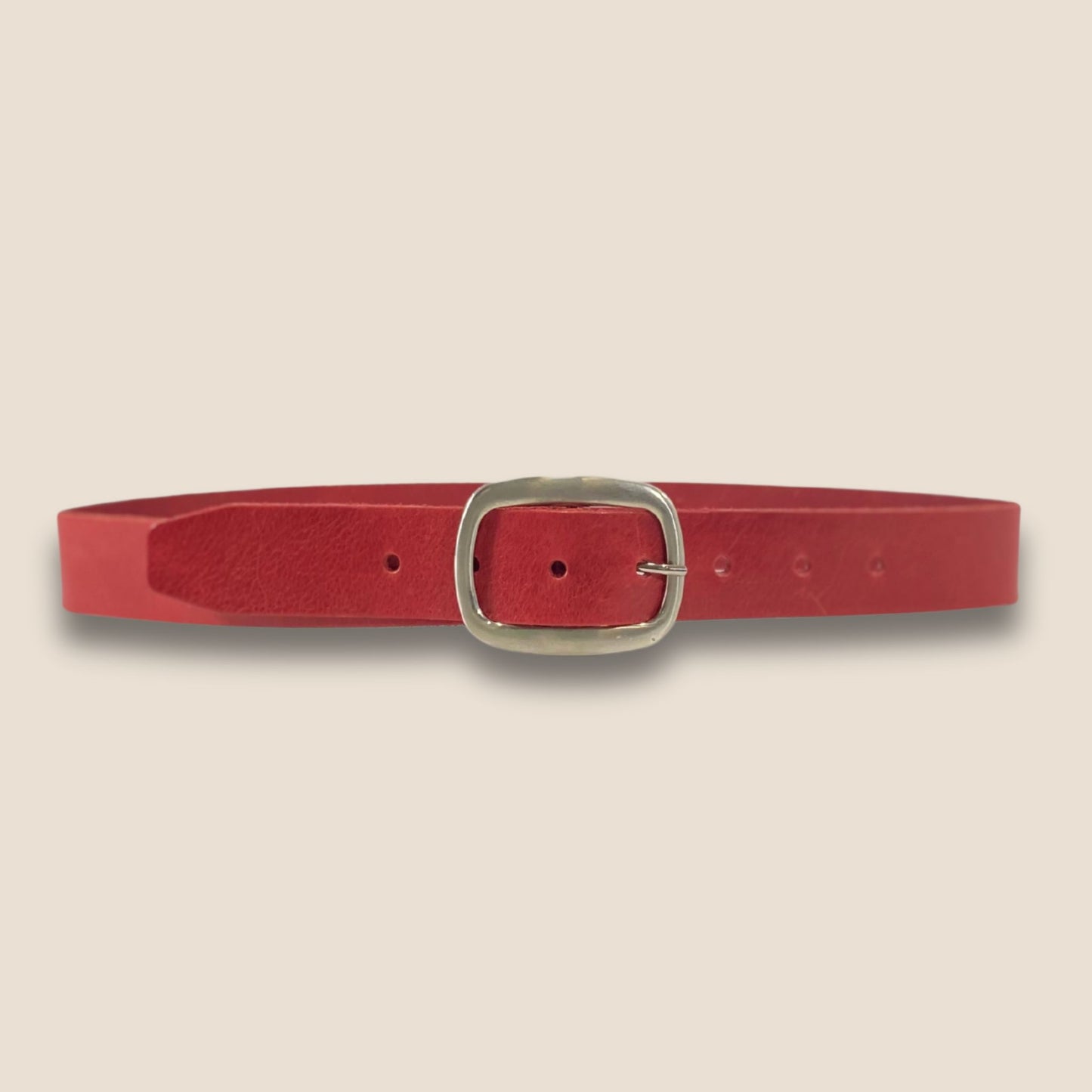 Ceinture cuir rouge Primavera Passion 40 mm – vue studio – double boucle argentée – Labossa Atelier