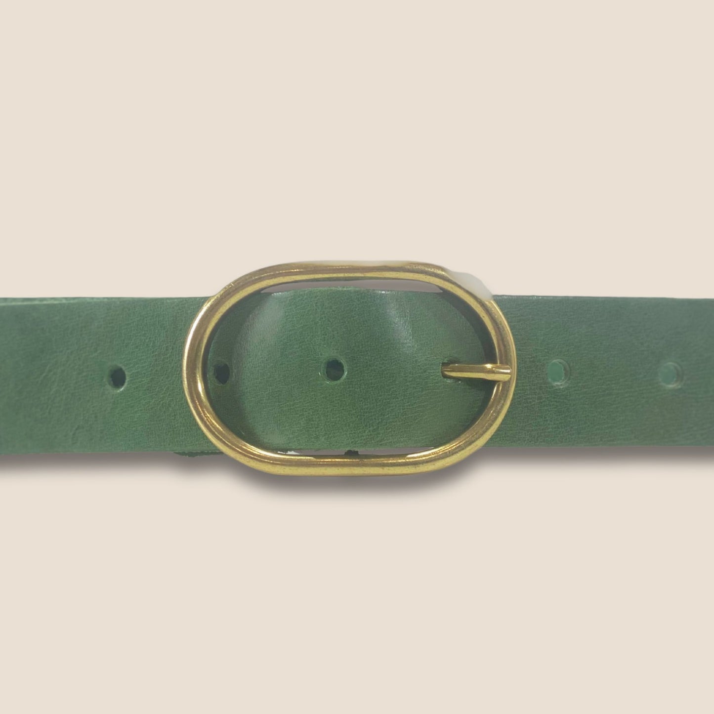 Gros plan double boucle effet laiton ceinture Primavera Séquoia vert 40 mm – Labossa Atelier