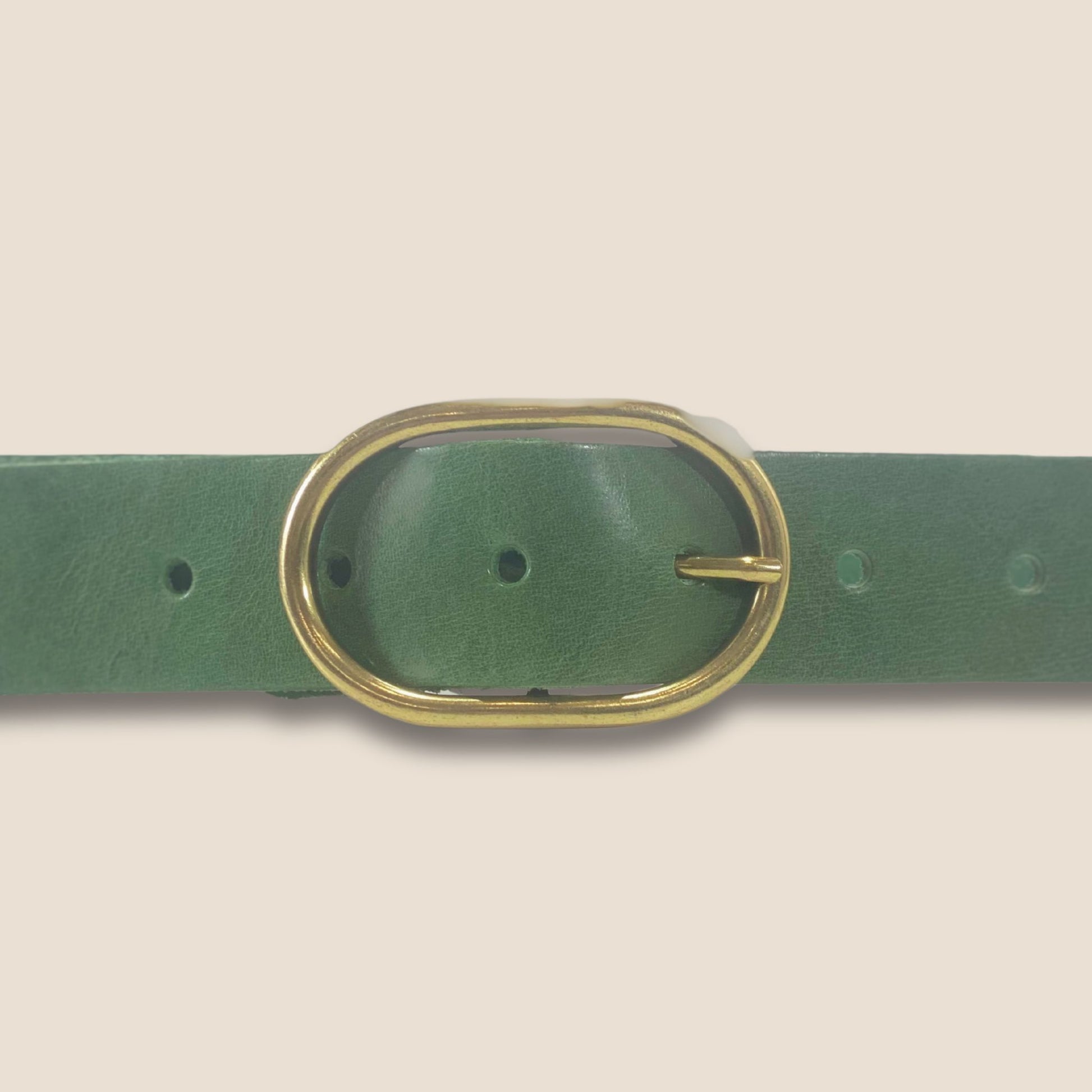 Gros plan double boucle effet laiton ceinture Primavera Séquoia vert 40 mm – Labossa Atelier