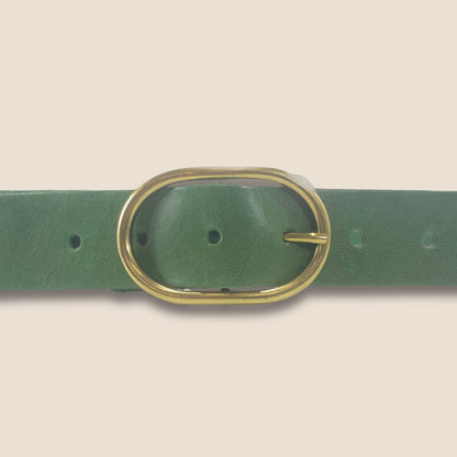 Gros plan double boucle effet laiton ceinture Primavera Séquoia vert 40 mm – Labossa Atelier