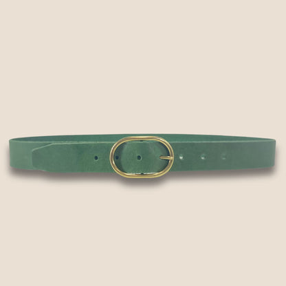 Ceinture cuir vert Séquoia Primavera 40 mm – vue studio – double boucle effet laiton – Labossa Atelier