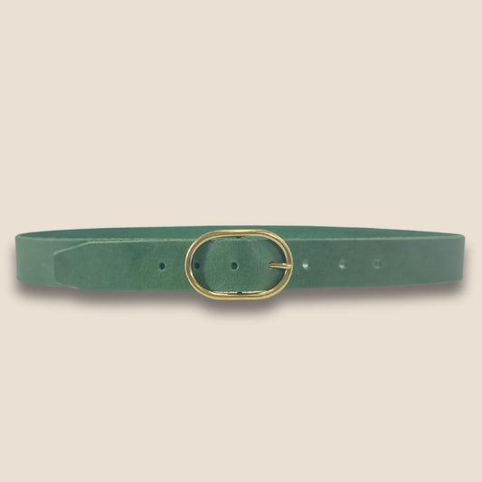 Ceinture cuir vert Séquoia Primavera 40 mm – vue studio – double boucle effet laiton – Labossa Atelier