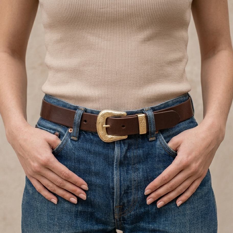 Ceinture Arizona en cuir marron chocolat portée par une femme sur un jean bleu, accessoire de mode artisanale Labossa.