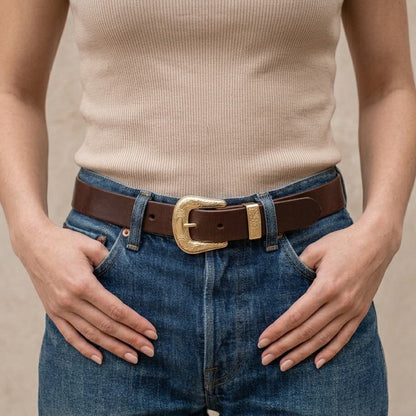 Ceinture Arizona en cuir marron chocolat portée par une femme sur un jean bleu, accessoire de mode artisanale Labossa.