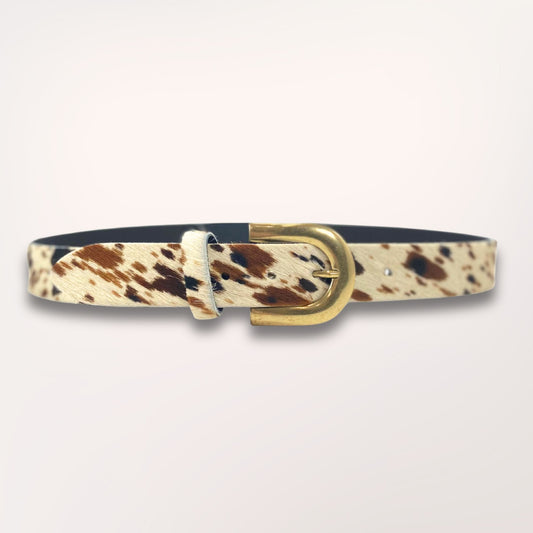Vue complète de la ceinture Ouest Sauvage 35 mm en cuir imprimé peau de vache, une pièce artisanale au design authentique, signée Labossa Atelier.