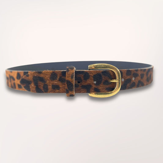 Ceinture artisanale Amba en cuir de vachette imprimé léopard, 35 mm de large, avec boucle dorée. Une création fait main dans l'atelier Labossa à Roubaix.