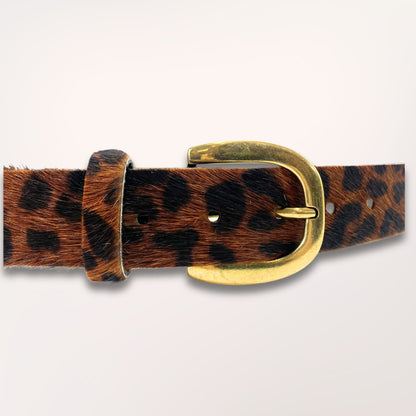Gros plan sur la boucle dorée et la texture du cuir poil de vache imprimé léopard de la ceinture Amba, maroquinerie de luxe faite main, Labossa Atelier.