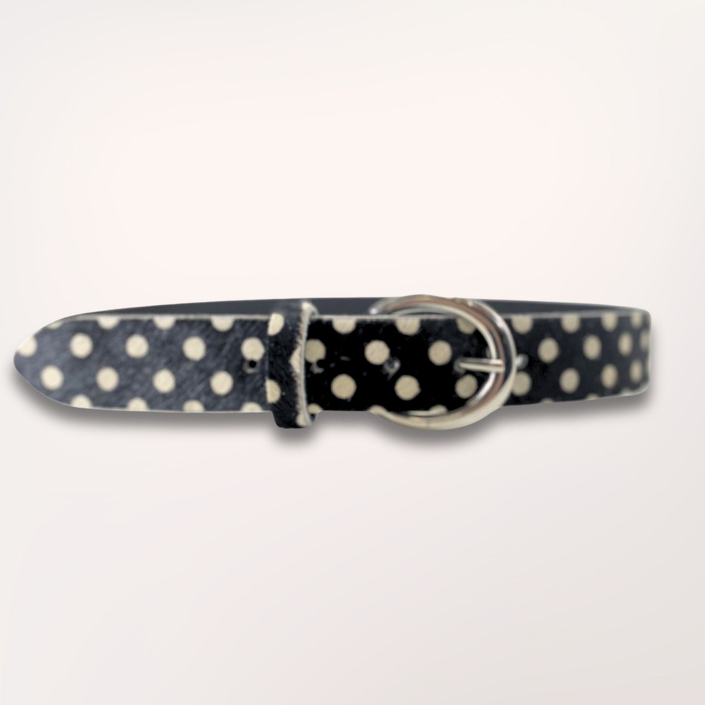 Vue complète de la ceinture Swing 35 mm en cuir imprimé pois, une pièce artisanale au design graphique intemporel, signée Labossa Atelier