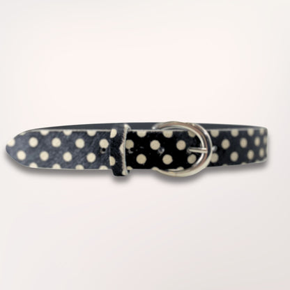 Vue complète de la ceinture Swing 35 mm en cuir imprimé pois, une pièce artisanale au design graphique intemporel, signée Labossa Atelier