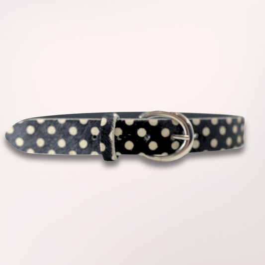 Vue complète de la ceinture Swing 35 mm en cuir imprimé pois, une pièce artisanale au design graphique intemporel, signée Labossa Atelier