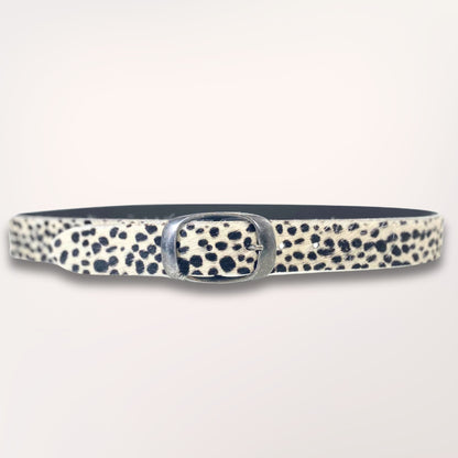 Vue de face de la ceinture Uncia Labossa, posée horizontalement. Elle montre l'intégralité du design 35mm en cuir imprimé panthère des neiges avec sa boucle argentée centrale et la patte d'extrémité.