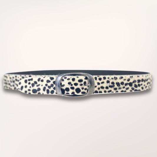 Vue de face de la ceinture Uncia Labossa, posée horizontalement. Elle montre l'intégralité du design 35mm en cuir imprimé panthère des neiges avec sa boucle argentée centrale et la patte d'extrémité.