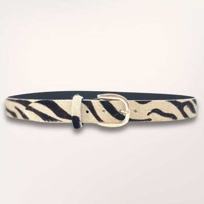 Ceinture en cuir de vachette imprimé zèbre, modèle Grévy, largeur 35mm, posée à plat, fabrication artisanale Labossa Atelier Roubaix.