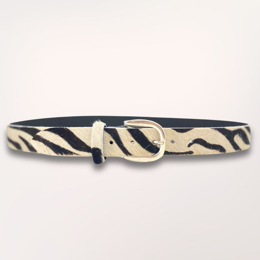 Ceinture en cuir de vachette imprimé zèbre, modèle Grévy, largeur 35mm, posée à plat, fabrication artisanale Labossa Atelier Roubaix.