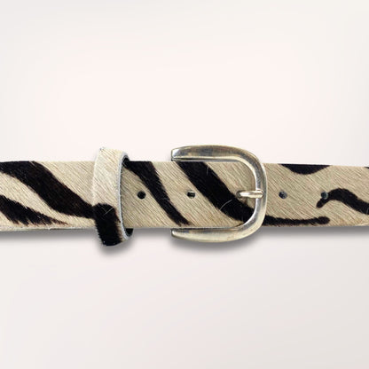 Ceinture en cuir de vachette imprimé zèbre, modèle Grévy, largeur 35mm, gros plan boucle, fabrication artisanale Labossa Atelier Roubaix.