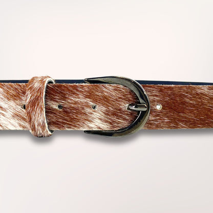 Ceinture en cuir de vachette naturel motif Montbéliarde, largeur 35mm, gros plan boucle
