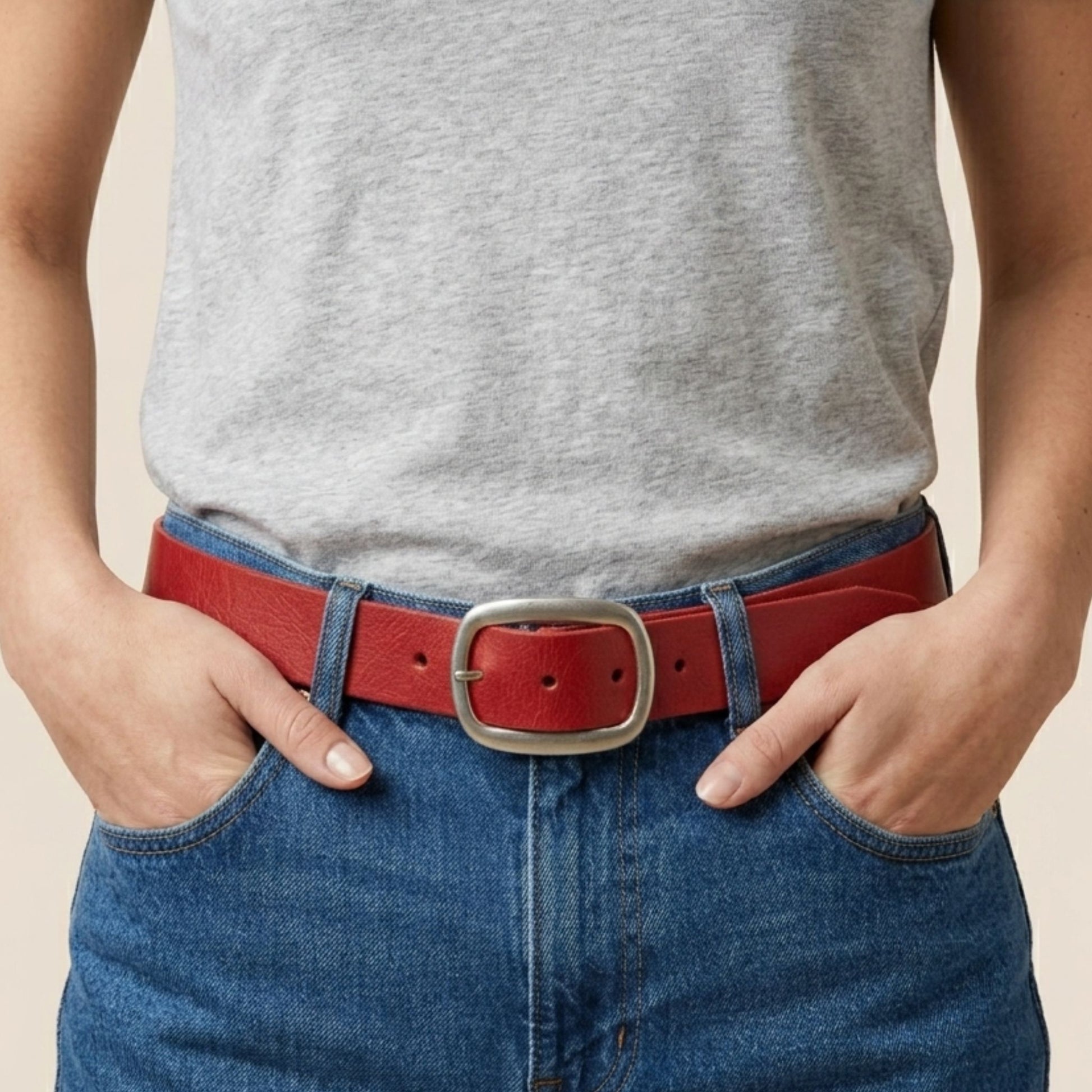 Ceinture rouge Primavera Passion 40 mm portée sur jean – cuir vachette fait main à Roubaix – Labossa Atelier