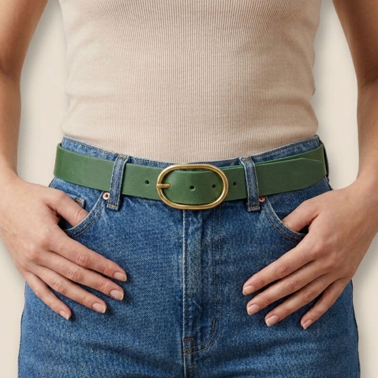 Ceinture vert Séquoia Primavera 40 mm portée – cuir vachette fait main à Roubaix – Labossa Atelier