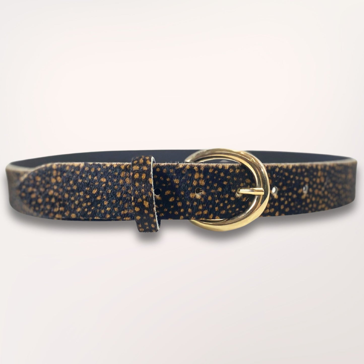 Ceinture artisanale Savana Labossa en cuir de vachette imprimé léopard, 35 mm de large, vue studio complète sur fond neutre, fabrication artisanale française.