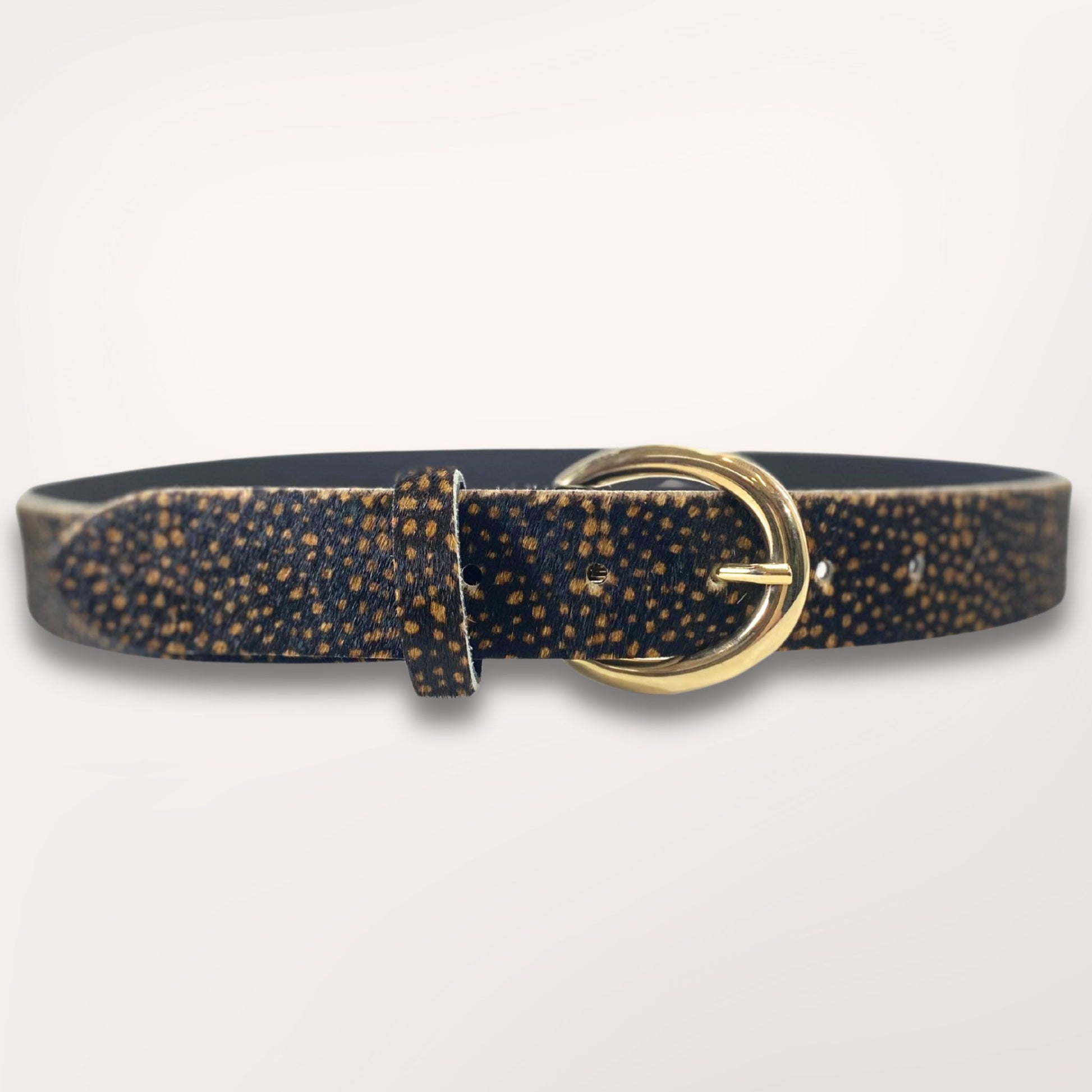 Ceinture artisanale Savana Labossa en cuir de vachette imprimé léopard, 35 mm de large, vue studio complète sur fond neutre, fabrication artisanale française.