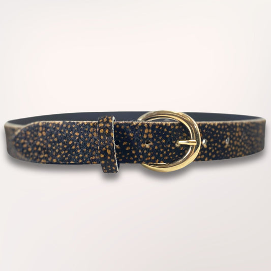 Ceinture artisanale Savana Labossa en cuir de vachette imprimé léopard, 35 mm de large, vue studio complète sur fond neutre, fabrication artisanale française.