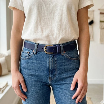 Ceinture cuir bleu Indigo portée sur un jean bleu, fabrication française à l'atelier de Roubaix.